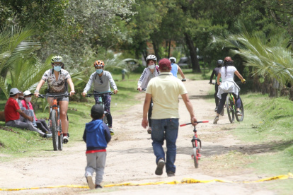 Familias. Salir a pasear es la opción ecónómica para pasar el día.