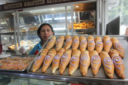 Tradición. Figuras de muñecos con vistosos colores acompañan la  tradicional colada morada en noviembre.