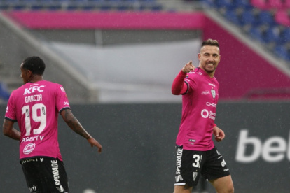 Jonatan Bauman festeja uno de sus tres goles marcados ante Olmedo, en el estadio Banco Guayaquil