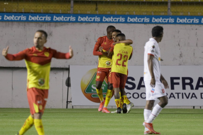 Los jugadores de Aucas festejan el único gol del partido, anotado al minuto 20 por Víctor Figueroa.