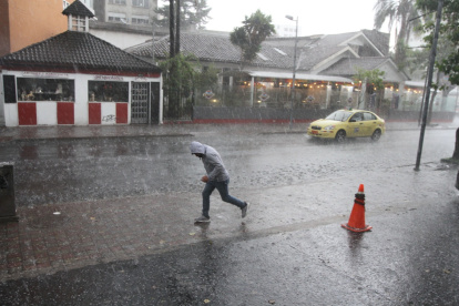 Imprevisto. A varios ciudadanos las sorpresivas lluvias no les han dado oportunidad siquiera de buscar refugio.