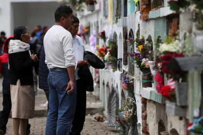 Imagen de archivo de personas que visitan las tumbas de sus seres queridos, donde tienen como costumbre comer como parte de la celebración del Día de Muertos, en la provincia de Chimborazo (Ecuador).