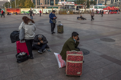 Viajeros chinos en la entrada de la estación central de Pekín. ROMAN PILIPEY