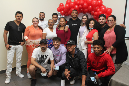 Equipo. Michael (arriba en el centro) acompañado de sus familiares y amigos.