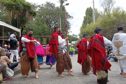 Festejos. Con el homenaje a la Madre Tierra, se iniciaron los actos programados por la Independencia de Cuenca. Hubo danzas y rituales indígenas.