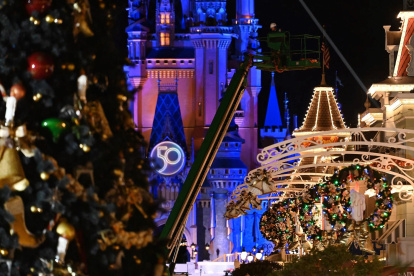 Fotografía cedida hoy por Disney que muestra una grúa mientras instala en la madrugada de este lunes la decoración de Navidad en el parque temático Magic Kingdom en Lake Buena Vista, Florida (EE.UU).