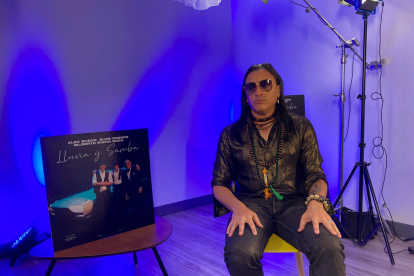 Cantautor puertorriqueño, Elvis Crespo, habla este martes durante una entrevista con Efe en Miami, Florida.