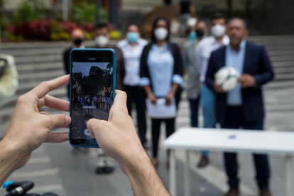 Fotografía de miembros del equipo de prensa de candidatos a concejales de la coalición opositora UNIDAD, el 28 de octubre de 2021 en Caracas (Venezuela).