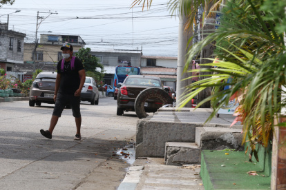 Sur. El tramo de la Mercedes Arzube donde la acera está muy alta.