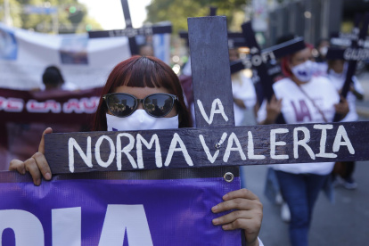 Durante la marcha, que siguió el recorrido sin mayores altercados, se vivieron momentos de emoción entre las madres de las víctimas.
