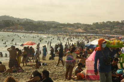 Playas. Los turistas eligieron un chapuzón. General Villamil lució completamente llena los días de asueto.