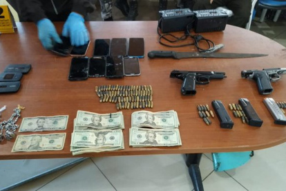 Parte del material decomisado en un operativo en la cárcel de Guayaquil.