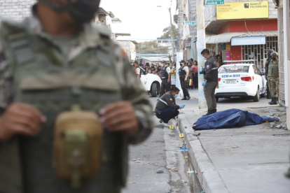 La inseguridad tomó un repunte tras el asesinato de un menor y del velocista Álex Quiñónez. En la imagen, un caso de sicariato.