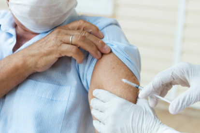 Inició este jueves la aplicación de terceras dosis de vacunas contra la covid-19 a los adultos mayores de 65 años y personas con inmunosupresión.