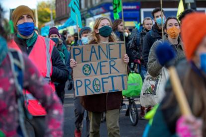 Los miembros de Extinction Rebellion marchan por la paz a través de Glasgow en una protesta, al margen de la Conferencia de las Naciones Unidas sobre el Cambio Climático.