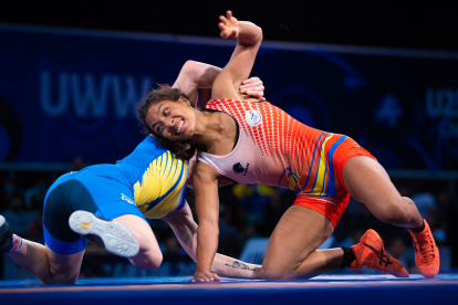 Yépez (de rojo) venció en semifinales a la ucraniana Mariia Vynnyk, por contundente 9-7.