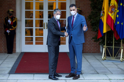El presidente del Gobierno, Pedro Sánchez (d), recibe al presidente de Ecuador, Guillermo Lasso (i), este jueves en el Palacio de la Moncloa, en Madrid.