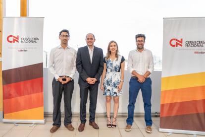 Santiago Benavides, Vicepresidente Financiero de Cervecería Nacional; Julio José Prado, Ministro de Producción, Comercio Exterior, Inversiones y Pesca; Lorena Konanz, Viceministra de Promoción de Exportaciones e Inversiones; Martín Espinosa, Vicepresidente Legal & Asuntos Corporativos de Cervecería Nacional.