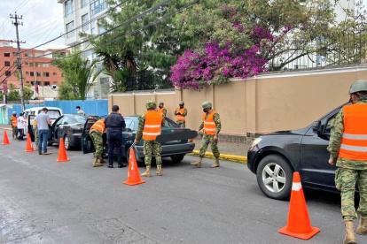 Militares durante los operativos de control de armas y explosivos realizados en el último feriado.