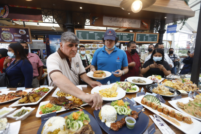 Gastronomía. Diferentes platillos se presentaron ayer en una de las naves de Mercado del Río.