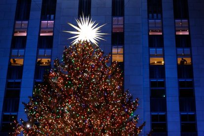 Vista del árbol del Rockefeller Center iluminado en Nueva York (EE.UU.), en una fotografía de archivo.