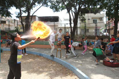 Jean Fran Baldeón, de 12 años, muestra su habilidad en el lanzallamas, una tarea que es vigilada por los instructores para evitar algún accidente.