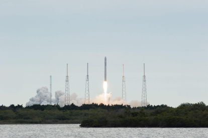 Fotografía de archivo de una imagen facilitada por la NASA que muestra el despegue del cohete Falcon 9, con la cápsula Dragon abordo en la estación de Cabo Cñaveral, Florida, Estados Unidos.
