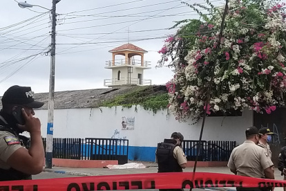 Gendarmes apostados fuera de la iglesia del suroeste de Guayaquil, que fue escenario de un hecho violento este 5 de noviembre.