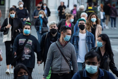 El mundo sufre una pandemia de coronavirus pero las farmacéuticas no descansan en su afán de aplacarla.