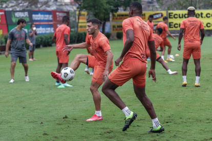 El volante argentino Emmanuel Martínez (izquierda) será el encargado de organizar la ofensiva de Barcelona ante Olmedo, en Riobamba, ante la ausencia de Damián Díaz, quien está lesionado desde hace tres semanas.