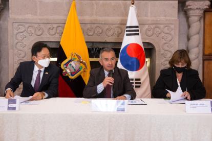 El Adendum fue suscrito por el canciller subrogante, César Montaño; el embajador de Corea en el Ecuador, Bongwoo Ko, y la presidenta ejecutiva encargada de la Corporación de Promoción de Exportaciones e Inversiones (Corpei), María de Lourdes Luque de Jaramillo.