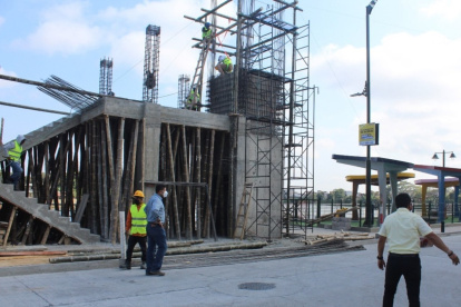 1. Construcción. El puente peatonal tendrá una longitud de 154 metros y contará con ascensores para facilitar la movilidad de personas con discapacidades.