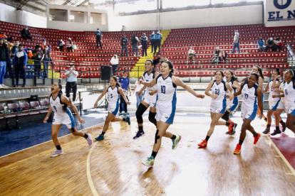 El equipo femenino de baloncesto venció ayer a Pichincha 52 a 39.