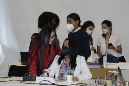 Sesión. La reunión de la comisión se extendió por casi ocho horas. La lectura del informe fue lo más extenso.