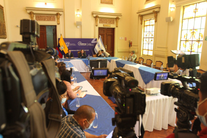 EL MINISTRO DE ECONOMIA SIMON CUEVA TUVO UNA CONVERSATORIO CON LOS MEDIOS DE COMUNICACION ESTO SE DIO EN LA GOBERNACION DEL GUAYAS 5 DE NOVIEMBRE DEL 2021 GUAYAQUIL-ECUADOR