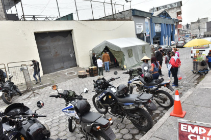 En una carpa de los militares se efectúan las revisiones a las visitas.
