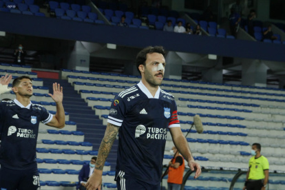 Sebastián Rodríguez, capitán de Emelec, lució un parche en su nariz tras la fractura que sufrió.