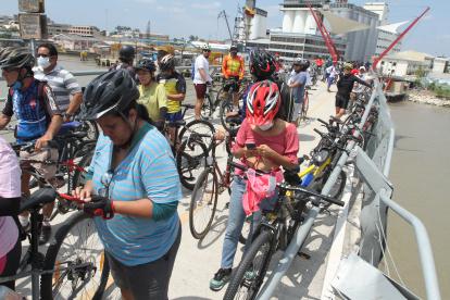 CICLISTA PEDALEARON HASTA EL PUENTE QUE UNE SANTAY CON GUAYAQUIL EN PROTESTA PARA QUE NO TUMBEN EL PUENTE 6 DE NOVIEMBRE DEL 2021 GUAYAQUIL-ECUADOR