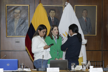 Receso. Los correístas Victoria Desintonio y Mónica Palacios instruyen al presidente de la Comisión, Fernando Cabascango.