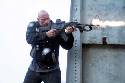 Fotograma cedido por Netflix donde aparece el actor Dwayne Johnson como John Hartley, durante una escena de la película de acción "Red Notice" que se estrena hoy viernes en las salas de cine.