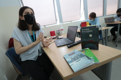 Entrevista a docente Fabiana Trujillo en el Colegio Menor. Agencia (ag-extra)