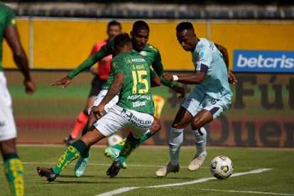 Universidad Católica contó con un Walter Chalá (d) en una gran nivel. Asistió para el gol.