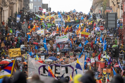 Miles de activistas y manifestantes marchaban ayer para exigir acciones de los líderes mundiales en la COP26 que tiene lugar en Glasgow, Gran Bretaña.
