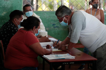 Un hombre vota en las elecciones presidenciales hoy, en la Junta Receptora de Esquipula en Managua (Nicaragua).