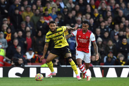 Joshua King de Watford (L) y Gabriel del Arsenal (R) en acción durante el partido de fútbol de la Premier League inglesa entre el Arsenal FC y el Watford FC en Londres, Reino Unido, 07 de noviembre de 2021.