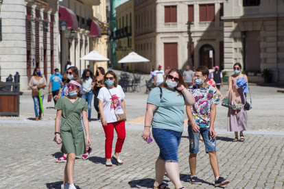 Turistas recorren las calles hoy, 7 de noviembre del 2021, en La Habana.