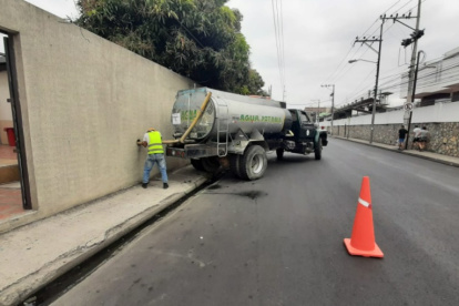 Hecho. Interagua indicó que abasteció del líquido a centros de salud.