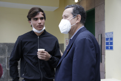 Eduardo Bores Jr. recibió varias muestras de respaldo en el velorio de su padre. Nicolás Vega, gerente de AFNA, le indicó que las cenizas serán esparcidas en la cancha del estadio Atahualpa.