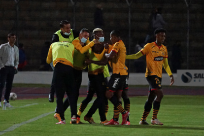 Los jugadores de Barcelona abrazan a Leonel Quiñónez (semioculto) tras marcar el primer gol ante Olmedo. De lejos, observa al técnico Fabián Bustos (i).