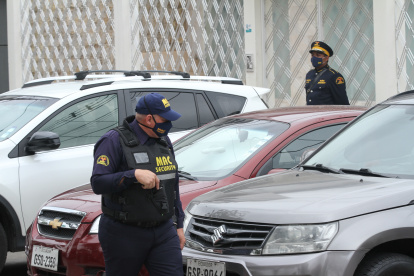 Cuidado. Mientras se desarrolla la reunión o evento, un guardia hace una ronda en el parqueadero de vehículos.